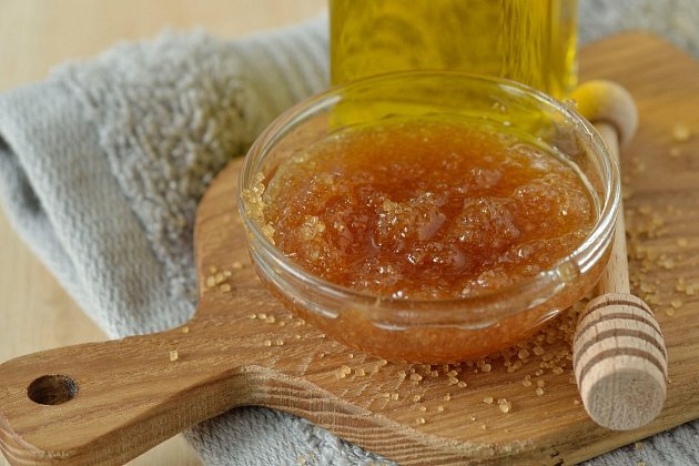 Směs medu, oleje a citronvoé šťávy funguje jako noční masa na rty. Výsledek je překvapivý.