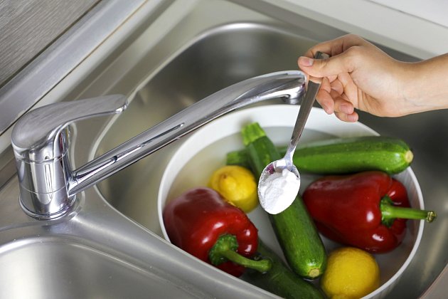 Zbavte ovoce a zeleninu chemie. Smíchejte 1 l vody s 250 ml octa a přidejte 1 až 2 lžičky jedlé sody.