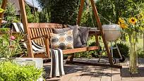 Závěsná houpací lavička, přenosný gril, pohodlný venkovní nábytek, slunce a květiny, tak má vypadat správně řešená terasa.