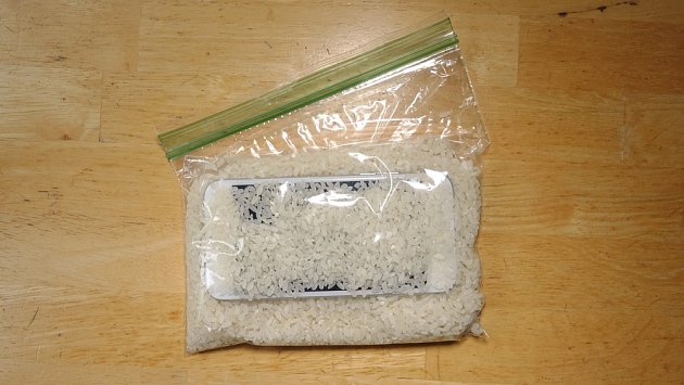 Traduje se, že vlhkost z mobilu pomůže odstranit rýže.