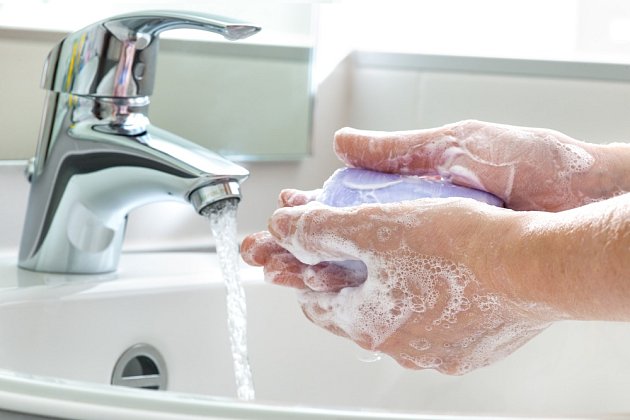 Ke správnému hygienickému mytí rukou postačí mýdlo a správný postup.