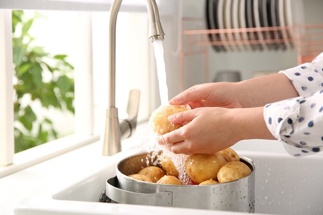 Před vařením samozřejmě nezapomeňte brambory pečlivě opláchnout ve studené vodě. Pokud je uvaříte ve špinavé, v kaši bude pravděpodobně cítit zemina.