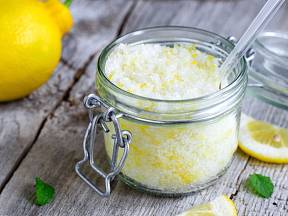 Citronová kůra se cukrem je skvělé dochucovadlo dezertů.