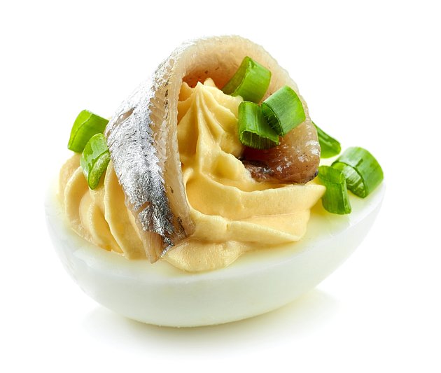 Plněná vejce se sardelkou jsou skvělou pochoutkou.