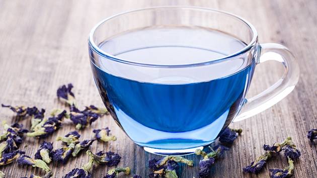 Modrý čaj se připravuje ze slézu maurského (Malva mauritiana) a má mnohé blahodárné účinky.