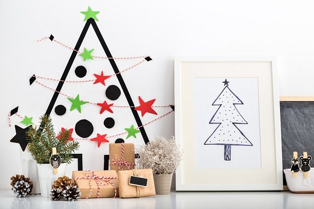 Vánoční stromek vylepený na zdi pomocí washi pásek.