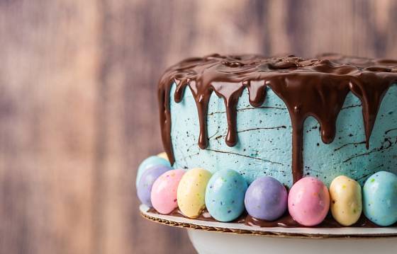 Jarní dort můžeme ozdobit krémem, stékající čokoládou a vajíčky v cukrové krustě.