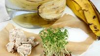 Vyzkoušejte osvědčené babské rady- slupku z banánu, droždí nebo výluh z kopřiv.