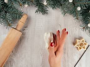 Udělejte si vlastní ozdoby na vánoční stromek. Je to snadné.