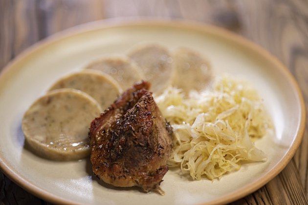Knedlíky vařené v hrnku jsou krásně kulaté a hodí se ke všem klasickým českým jídlům.