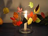 Rozsvícený podzimní svícen pro magickou večerní atmosféru