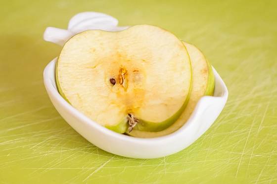 K prevenci nebo zpomalení enzymatického zhnědnutí potravin se používá např. citronová šťáva.