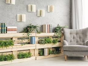 Jednoduchá stěna z dřevěných palet.