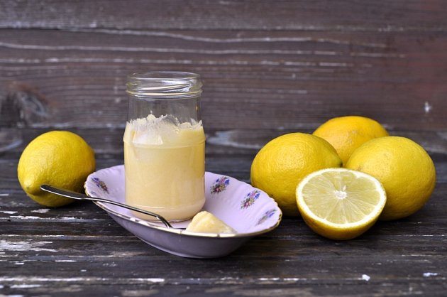 Lemon curd můžete ujídat samotný a nebo využít při přípravě koláčů.