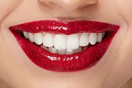 Atraktivní úsměv dělají krásné bílé zuby.