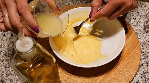 Jakmile v průběhu smažení přidáte 1 lžičku majonézy do vajíček, získají okamžitě úžasně hebkou konzistenci a jedinečnou chuť.