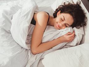 Dospělý jedinec by měl pro udržení dobrého zdravotního stavu a duševní pohody spát každou noc minimálně sedm hodin.