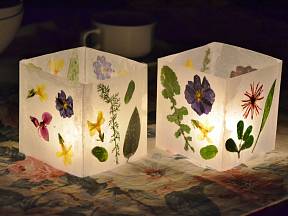 Po rozsvícení vytvoří květinové lampičky kouzelnou atmosféru