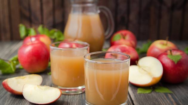 Domácí jablečný mošt je nejlepší čerstvý.