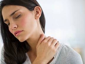 Od bolesti krční páteře vám může pomoci i tradiční čínské postupy masáže či akupresura.
