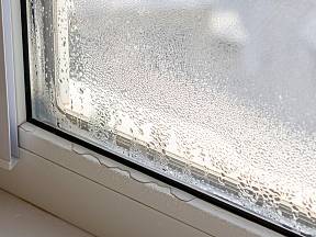 Rosení oken v zimě může zabránit pravidelné větrání místností.