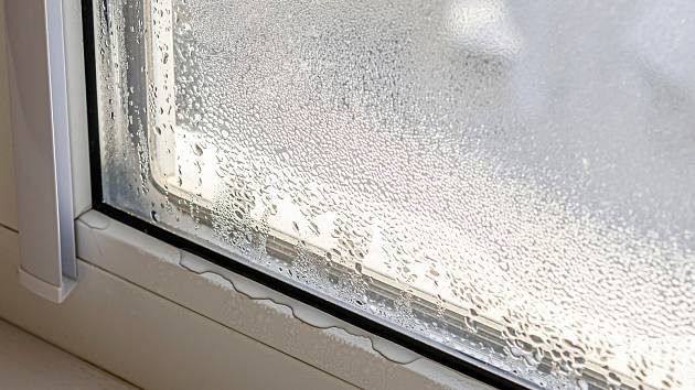 Rosení oken v zimě může zabránit pravidelné větrání místností.