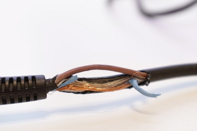 Porušený kabel určitě nepoužívejte.