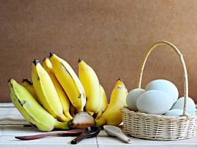 Proč zahrabat do záhonu banán a vejce?