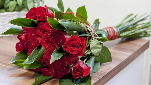 Darovaná růže vám může dělat neustálou radost, pokud si ji vysadíte na zahradu nebo do květináče.