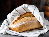 Chléb zabalený v utěrce může dýchat