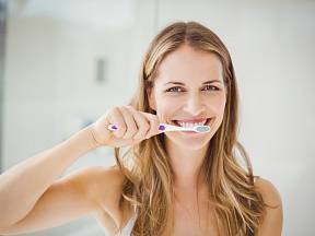Zubní pasta z přírodních prostředků vyčistí zuby stejně kvalitně jako ta z obchodu.
