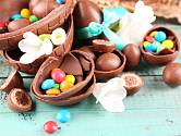 K Velikonocům patří tradiční malování a zdobení vajíček. Chcete být letos originální? Připravte si pro koledníky plněné čokoládové vajíčko.