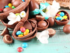 K Velikonocům patří tradiční malování a zdobení vajíček. Chcete být letos originální? Připravte si pro koledníky plněné čokoládové vajíčko.