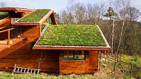 Dřevostavbě zelená střecha sluší.