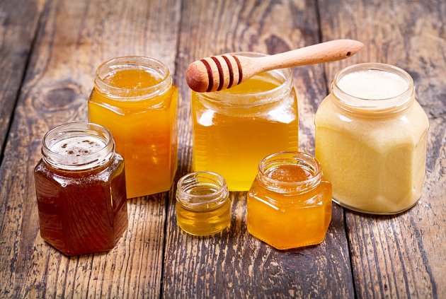 Různé druhy medu.