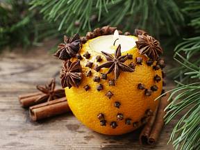 Pomeranč ozdobený hřebíčkem voní krásně a intenzivně. 