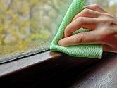 Vyzkoušejte jednoduchý roztok k umývaní okenních rámů.