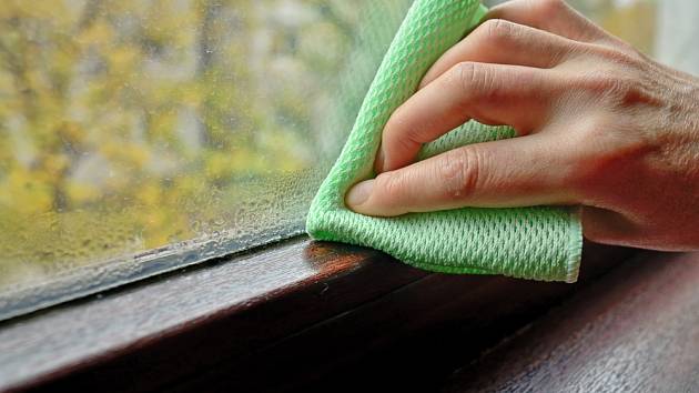 Vyzkoušejte jednoduchý roztok k umývaní okenních rámů. Postačí vám ocet a citron.