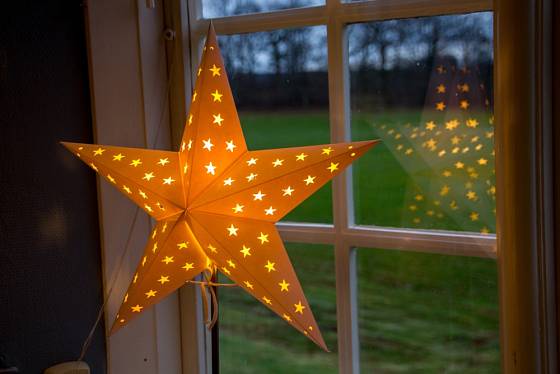Velké papírové hvězdy, které vídáme zářit v oknech o Vánocích jsou švédské hvězdy.