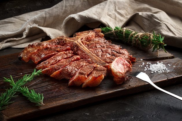 Zprudka opečené maso je nejlepší solit až na talíři.