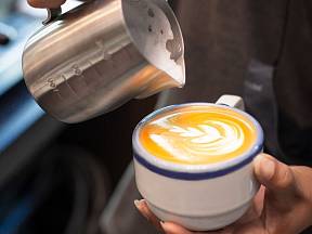 Káva s mlékem, a především oblíbené cappuccino patří mezi nejčastější objednávky v každé kavárně.