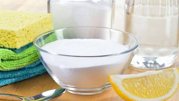 Kypřicí prášek, jedlá soda a citronová šťáva jsou levné domací prostředky s fantastickými čisticími účinky.