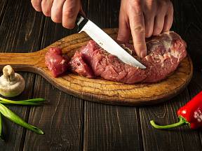 Znáte pravidla i výjimky krájení masa?