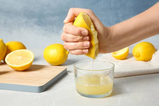 Citron můžeme vyždímat i ručně.