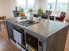 kuchyňský ostrůvek z deskou z betonu, potažený betonovou stěrkou
