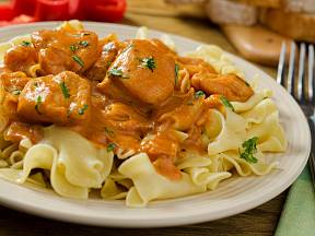 Ve skutečnosti původní recept na kuře na paprice pochází z Uherské říše, tedy dnešního Maďarska.
