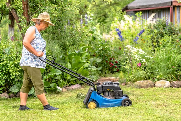 Zbytečné chyby při sekání trávníku. Neděláte je také? | iReceptář.cz