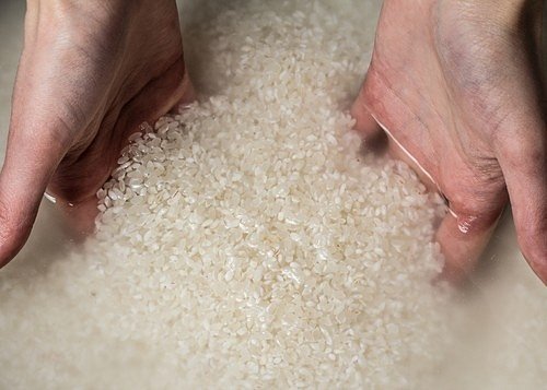 Voda z rýže je velmi bohatá na vitaminy a minerály a v podstatě jde o malý zázrak.