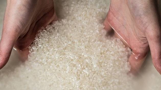 Proč smíchat vodu z rýže s jedlou sodou?