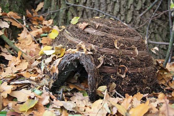 Spadané listí je úkrytem pro mnoho užitečných živočichů, ježci ocení i speciální příbytek
